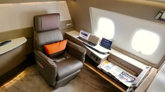 Un influencer pagó 14000 dólares por volar en primera clase y compartió su experiencia